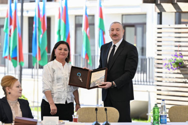 İlham Əliyev Zəngilan şəhərindəki ilk yaşayış kompleksinə köçən ailələrlə görüşdü
