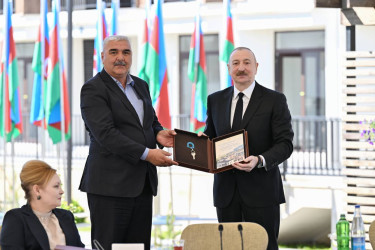 İlham Əliyev Zəngilan şəhərindəki ilk yaşayış kompleksinə köçən ailələrlə görüşdü
