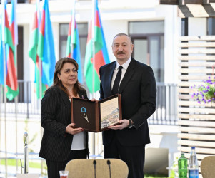 İlham Əliyev Zəngilan şəhərindəki ilk yaşayış kompleksinə köçən ailələrlə görüşdü