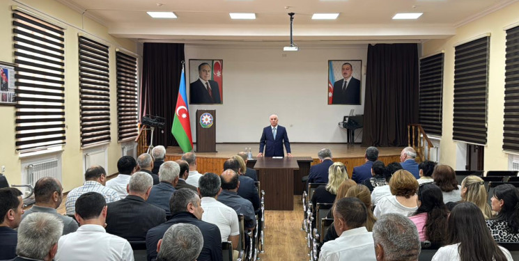 Səyyar qəbul zamanı rayon sakinlərinin müraciətləri dinlənildi, onları narahat edən məsələlər ətrafında müzakirələr aparıldı.