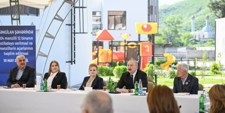 İlham Əliyev Zəngilan şəhərindəki ilk yaşayış kompleksinə köçən ailələrlə görüşdü