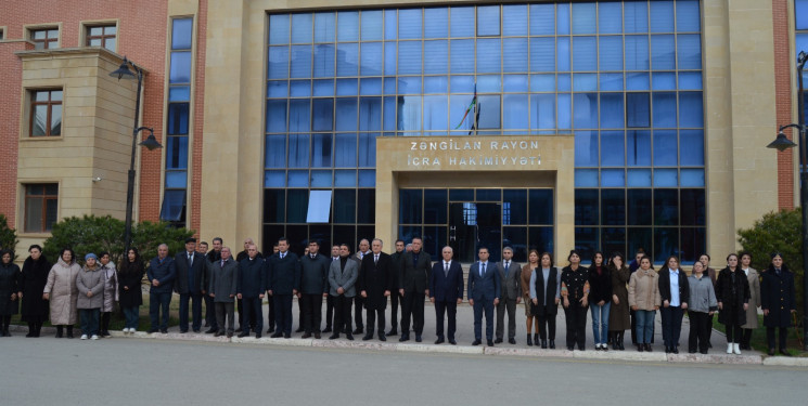 “Azərbaycan Hava Yolları” QSC-yə məxsus sərnişin təyyarəsinin qəzaya uğraması nəticəsində həlak olanların xatirəsi bir dəqiqəlik sükutla yad edildi.